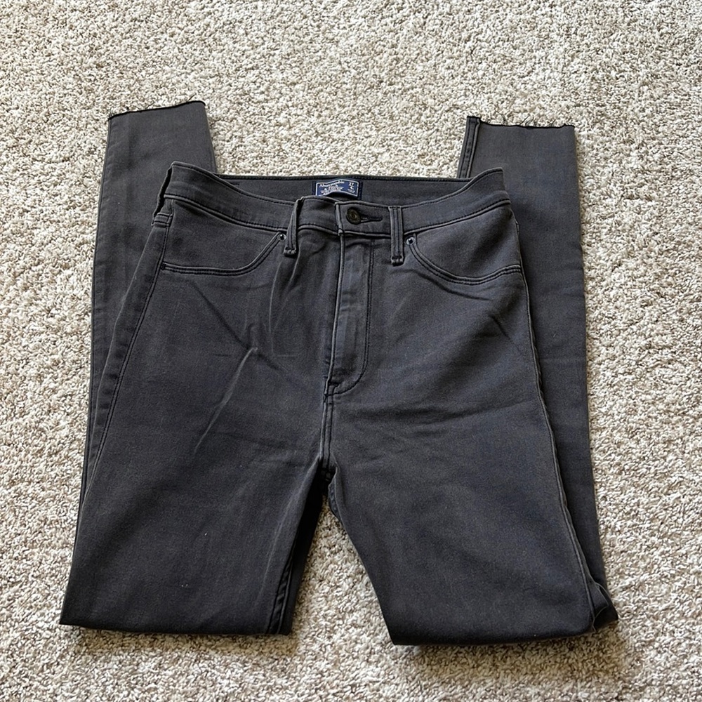Abercrombie & Fitch Ultra High Rise Jean Legging 27/4R Gray soft and stretchy